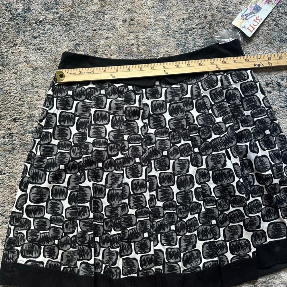 SDII Y2K Pleated Mini Skirt Black White Geometric Print Size L NWT Vintage 90s - Picture 7 of 7